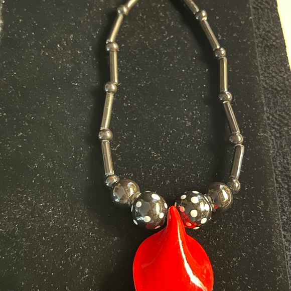 VINTAGE SIGNED “PARROT PEARL CERAMIC CALLA LILY” NECKLACE - Picture 3 of 4